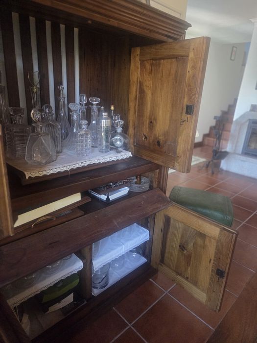 Armário em castanho maciço