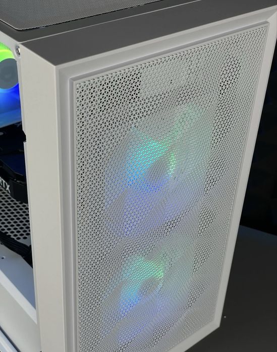 Ігровий звір який цінує FPS, холодні температури і білий стиль.