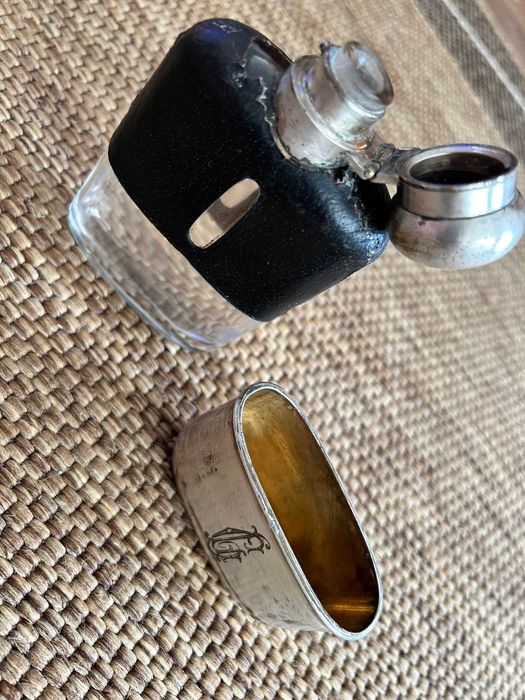 Piersiówka z monogramem XIX/XX w. skóra, pozłacany kubek