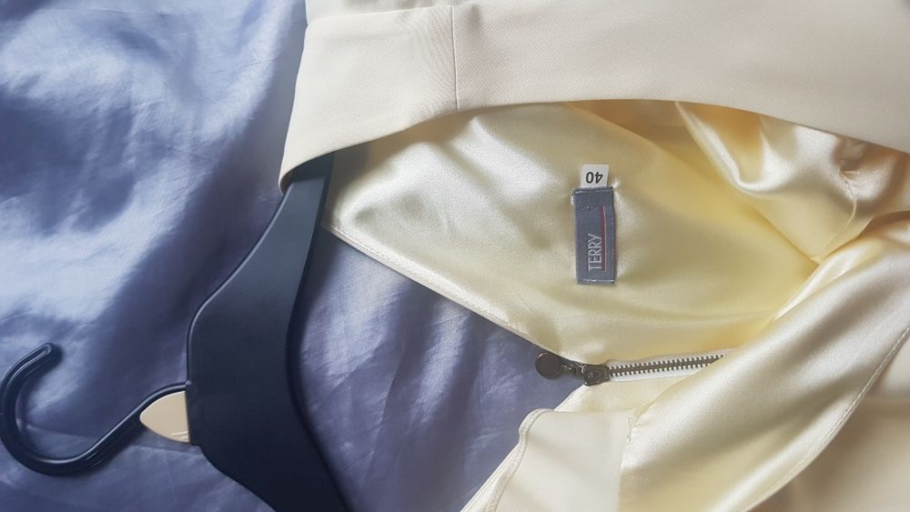 Sukienka w pięknym odcieniu koloru żółtego