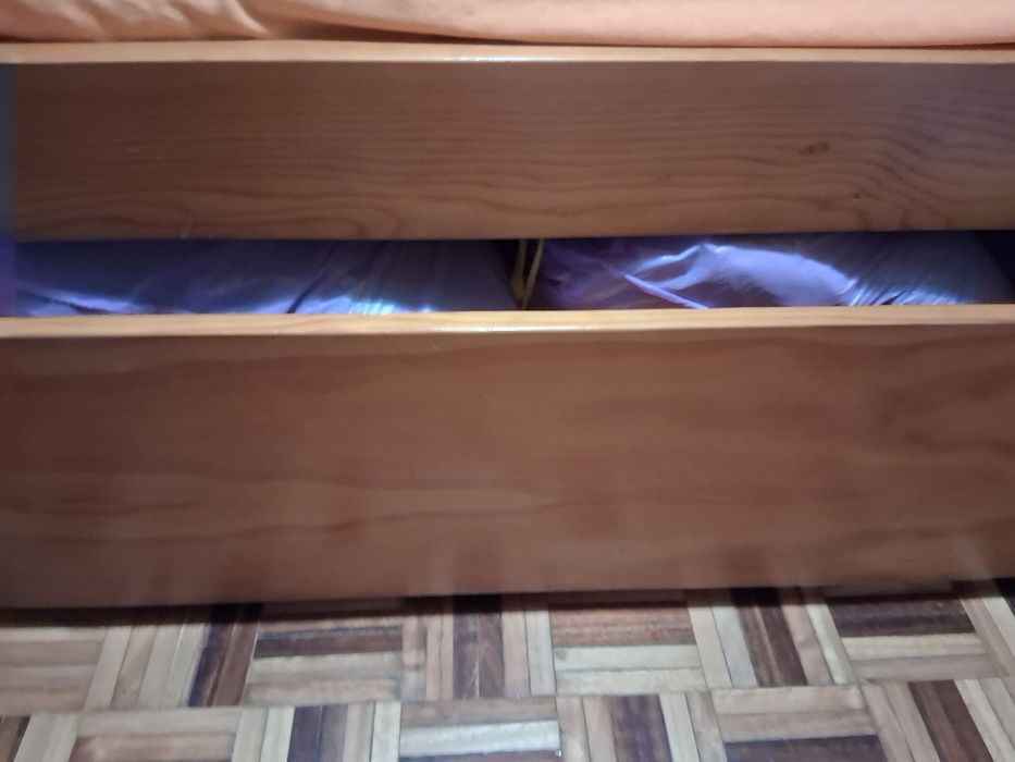 Cama em madeira e mesinha de cabeceira