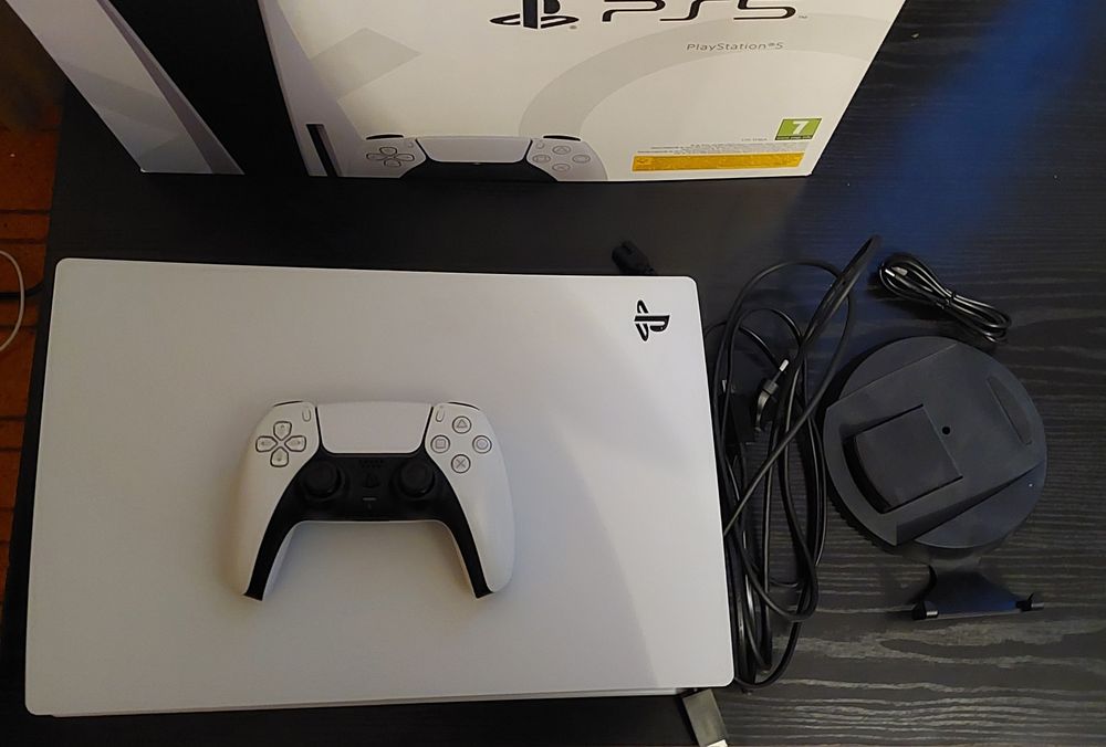 Konsola PlayStation 5 / PS5 z napędem