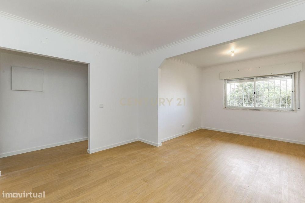 Apartamento T3 Renovado com espaço exterior. — Agualva E Mira-Sintra, Lisboa