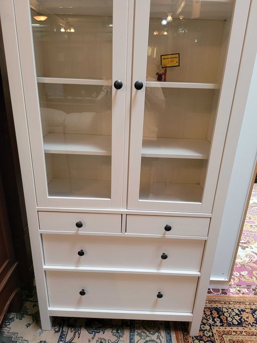 Móvel branco com portas de vidro e quatro gavetas - Muito bom