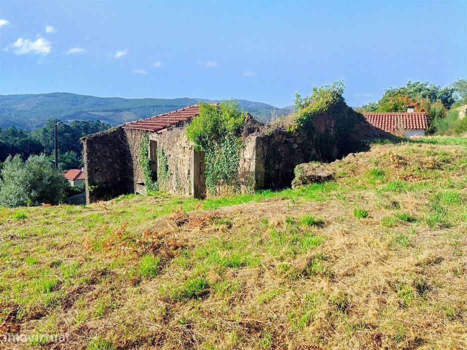 Ruína 220m² com Terreno 1000m² em Covas | Investimento em Turismo de N