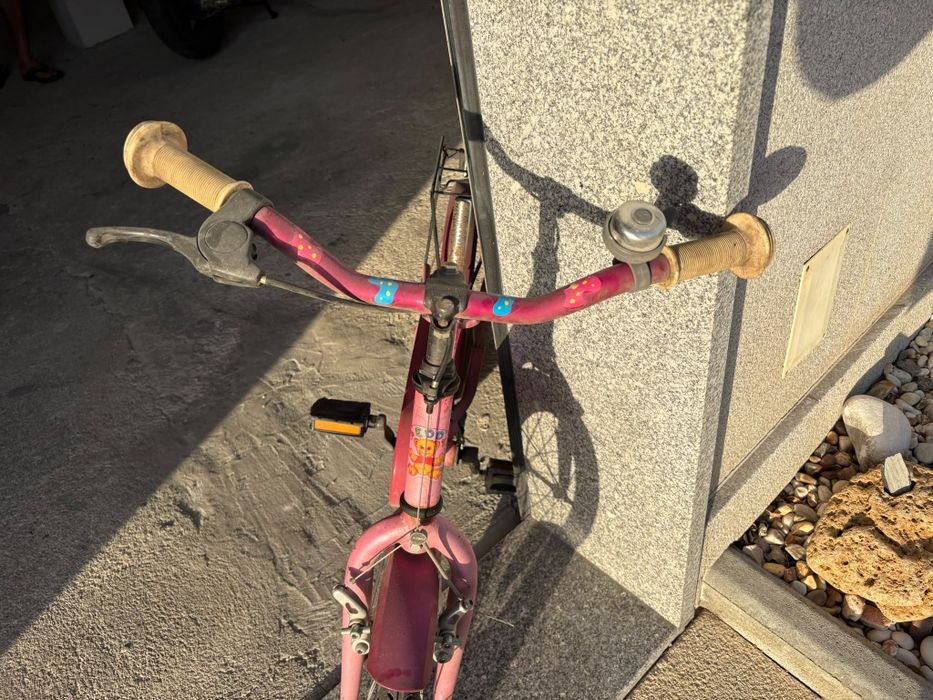 Bicicleta rosa infantil