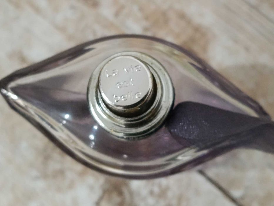 Флакон із коробкою від парфум La vie est belle Lancome