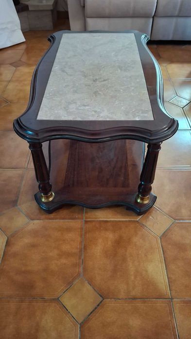 Mesa de centro com tampo em pedra