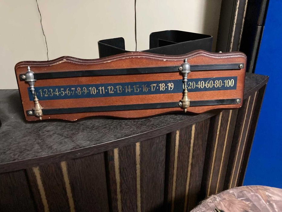 Placar de Bilhar Vintage em Madeira com Acentos de Latão
