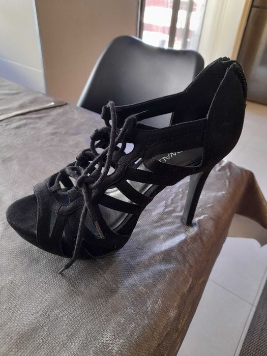 SANDÁLIAS PRETAS COMPENSADAS