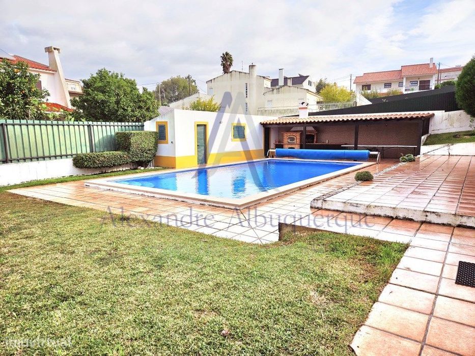 Moradia Isolada T4 de Prestígio com Piscina e Jardim