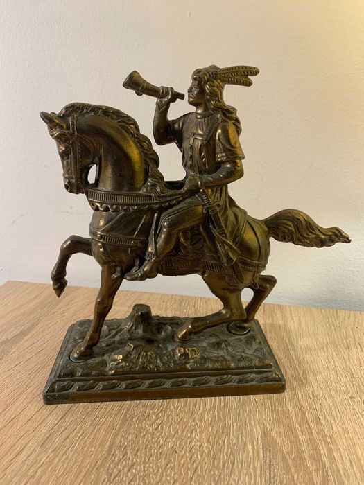 mosiężna figura statuetk rzeźba jeżdźca na koniu, antyk vintage