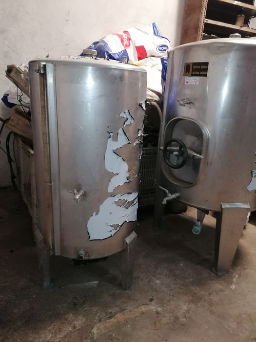 Depósito em inox para vinho