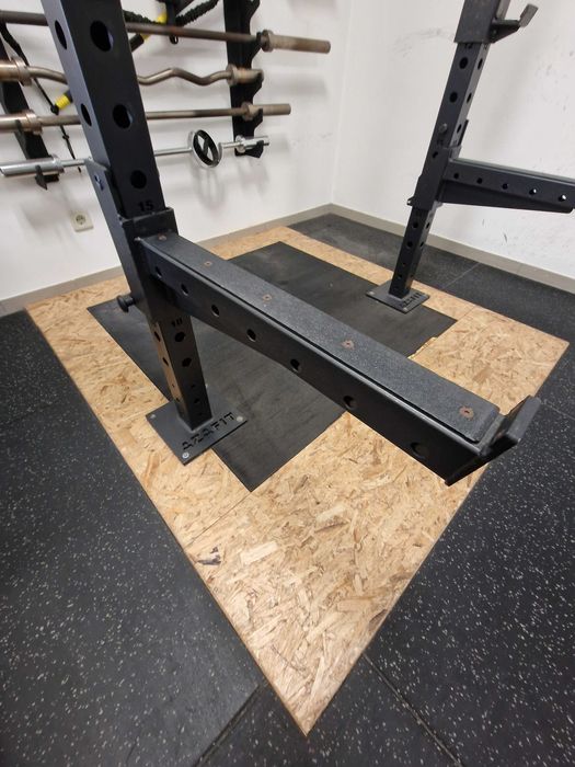 Rack de musculação AZAFIT com suporte na parede com J-Hooks + spotter arms usada em excelente estado de conservação