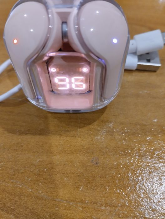 Phones sem fios. Cor de rosa com carregador.