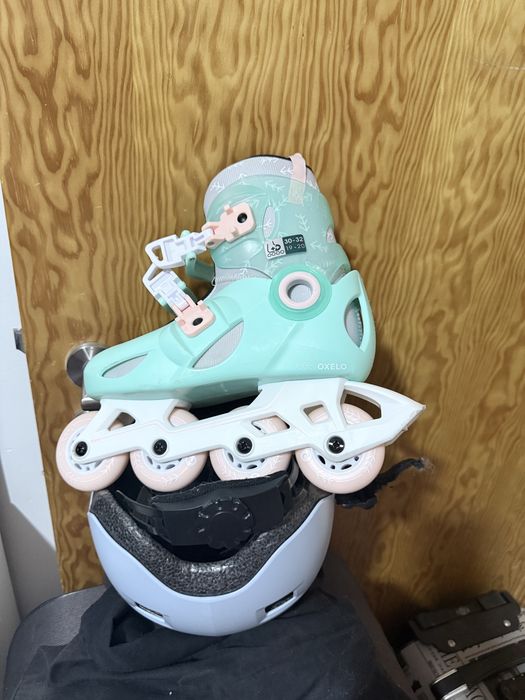 Vendo uma bicicleta e um patins