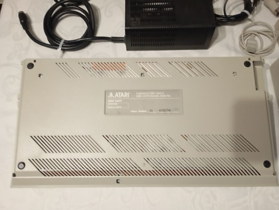 Komputer Atari 260 ST w stanie kolekcjonerskim
