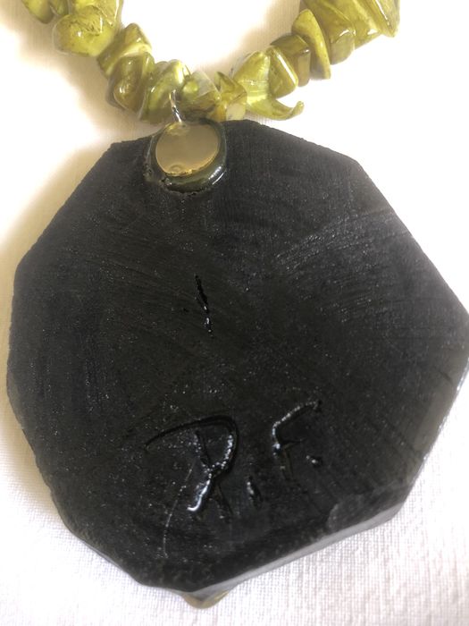 Colares com pedra de carvao