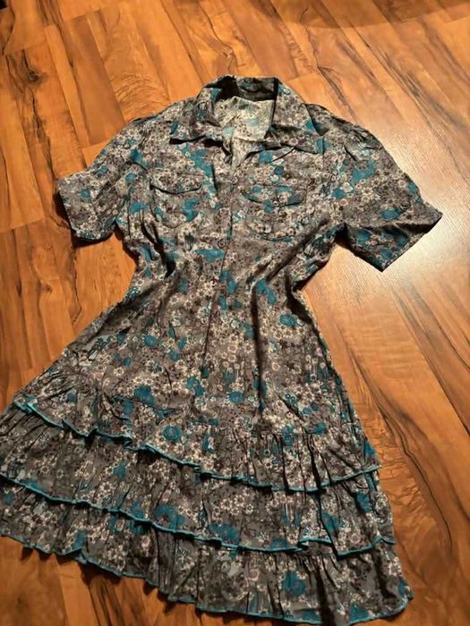 Sukienka  z wiskozy z marszczonymi rękawkami falbanki Reserved