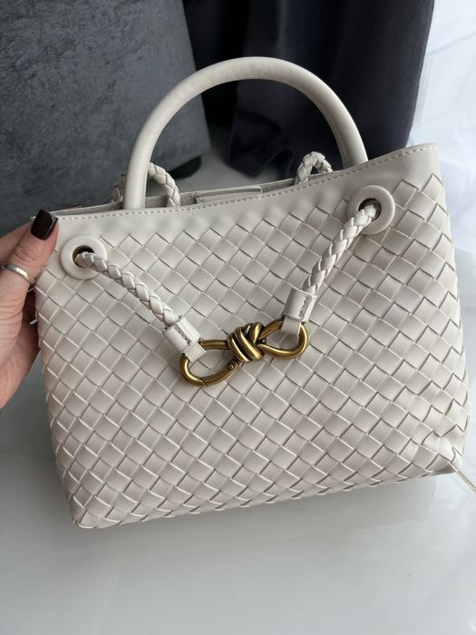 Сумочка в стилі Bottega Veneta молочна