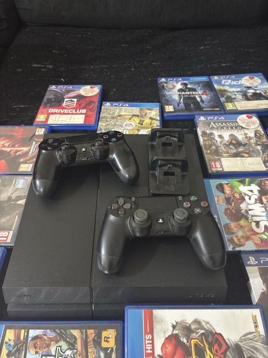 Ps 4 1T a funcionar perfeitamente com 19 jogos incluidos, dois comandos e suporte para comandos