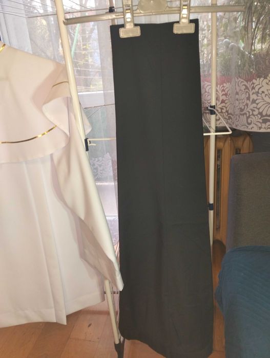 Alba komunijna biała, czarne spodnie i buty adidas