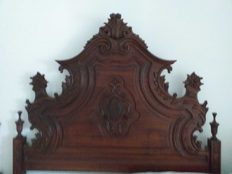 Cama antiga maciça em bom estado desmontada