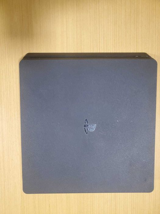 Playstation 4 com dois comandos