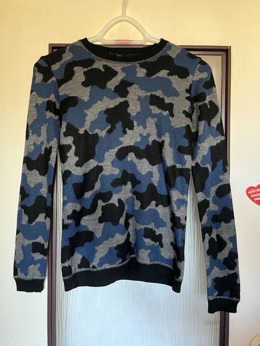 ciemny sweterek moro