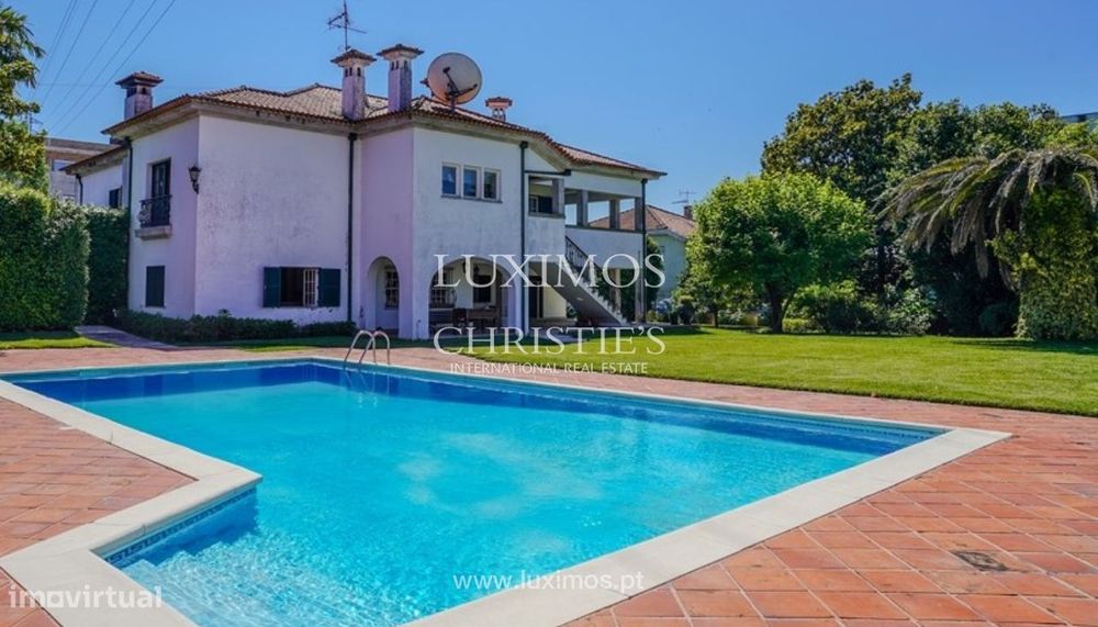 Moradia V5 com jardim e piscina, para venda, em Vila Nova de Famalicã