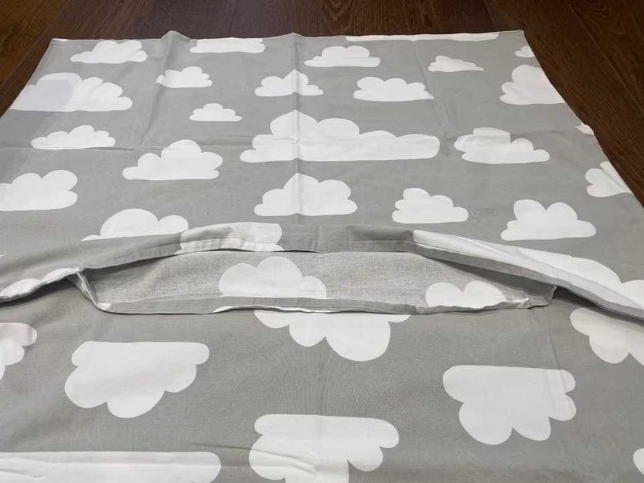 Capa de Edredão + Fronha Färg & Form – Cinzento com Nuvens Brancas