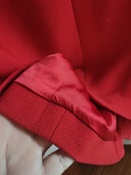 Casaco forrado vermelho, dourado e prateado
