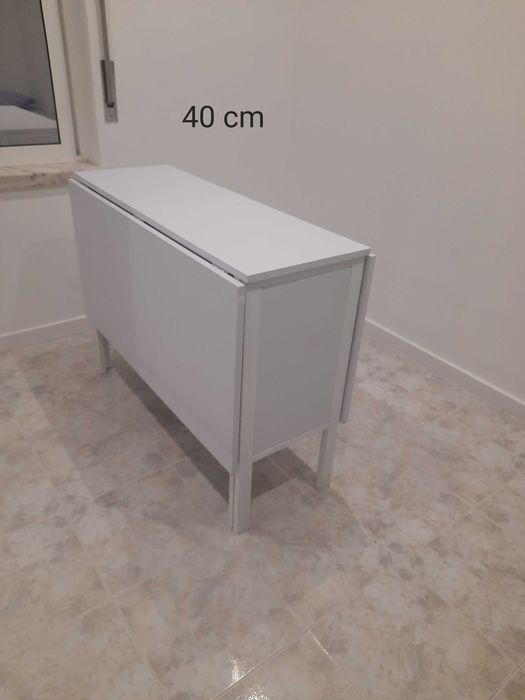 Mesa extensível com cadeiras dobráveis