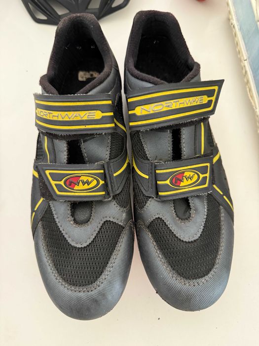 Capacetes e sapatos 43 de ciclismo usados
