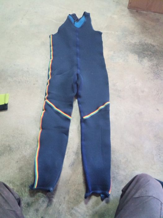 Fato para fazer surf