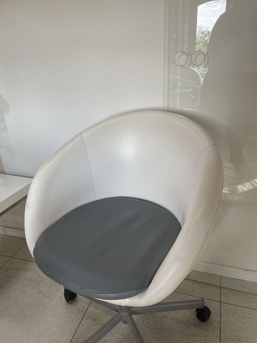 fotel Ikea z nowo obitym siedzeniem z materiału imitującego skórę