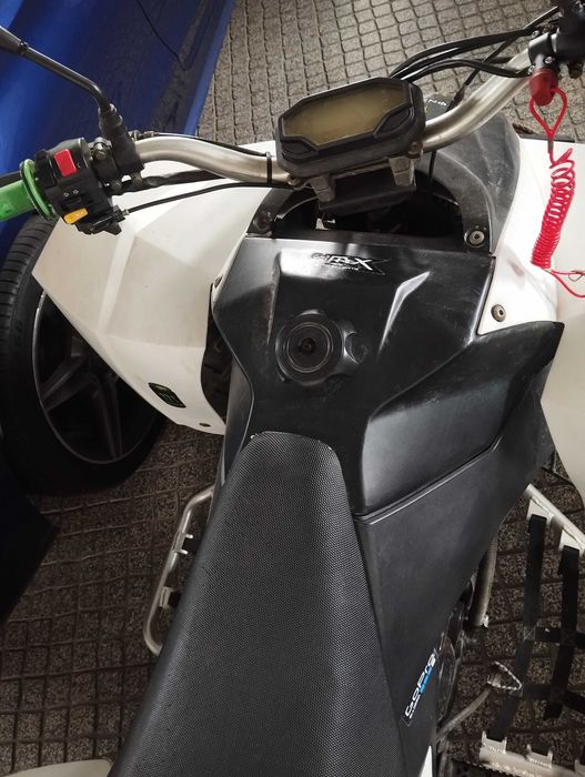 Moto 4 branca. Em bom estado