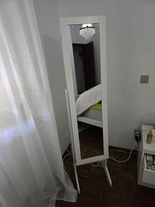 Espelho de pé e guarda joias