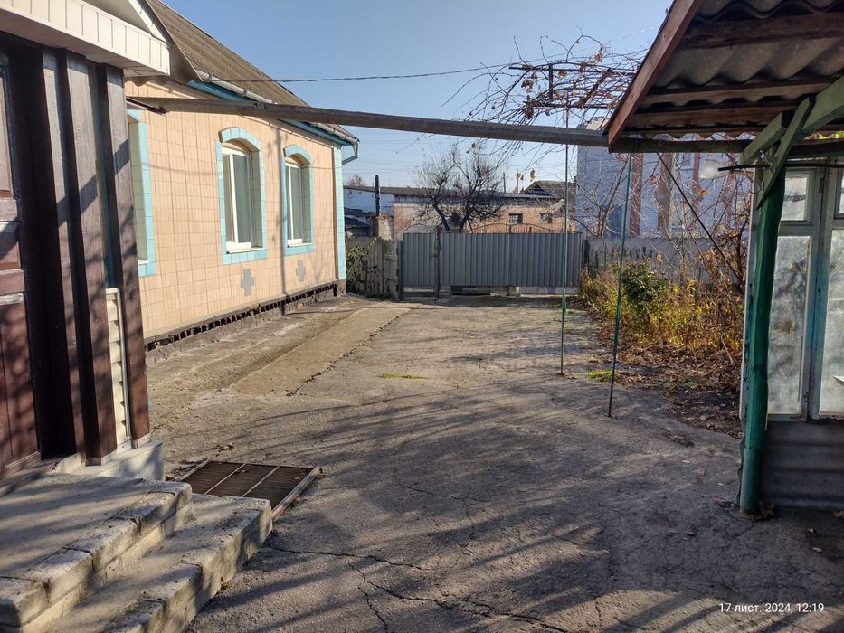 Будинок у центрі селища Варва Прилуцького району Чернігівської області