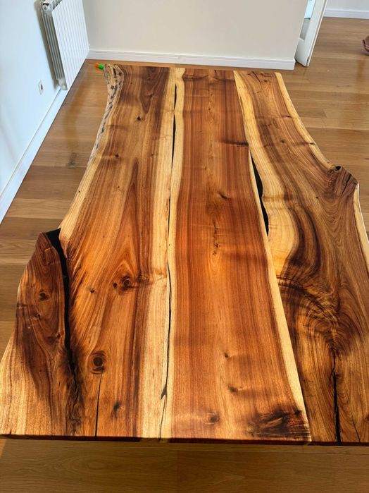 Mesa de jantar em madeira maciça, prateleiras, peças decorativas.
