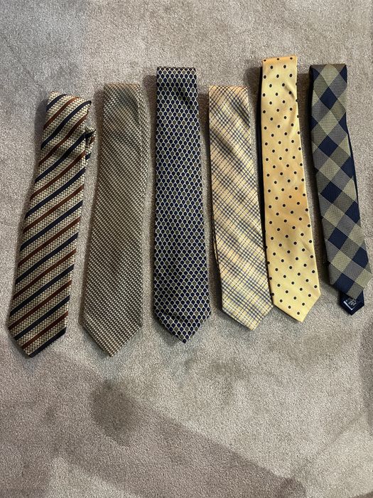 Gravatas em tons de verde e amarelo