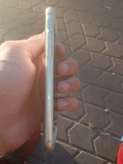 Продаєця iPhone 6
