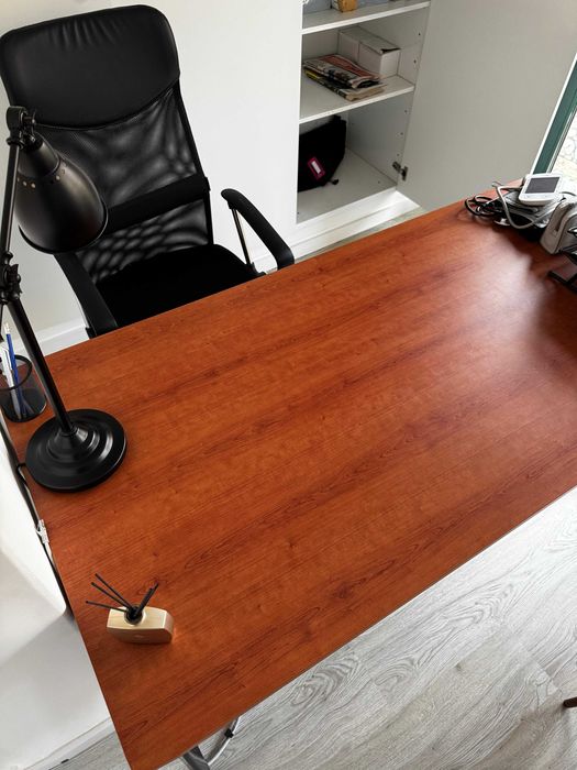 Secretária de escritório em madeira com pernas metálicas lacadas