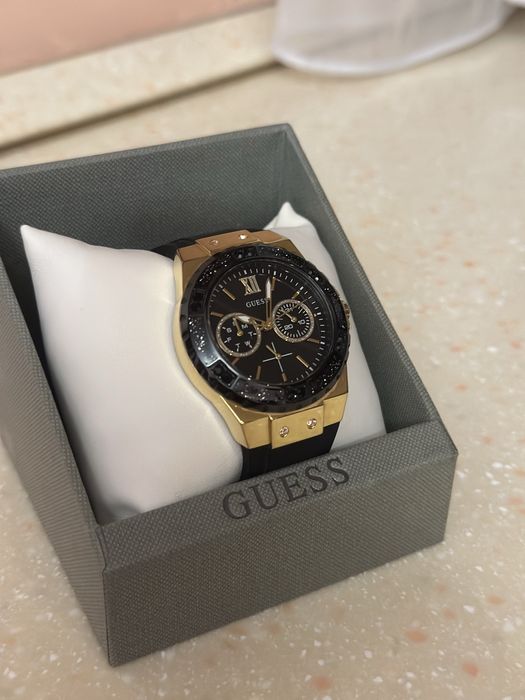 Продам оригиналтные часы Guess