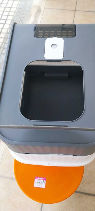 Caixa de areia para gatos.
