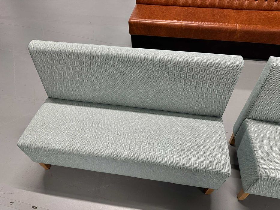 Vários sofás conforme imagem.