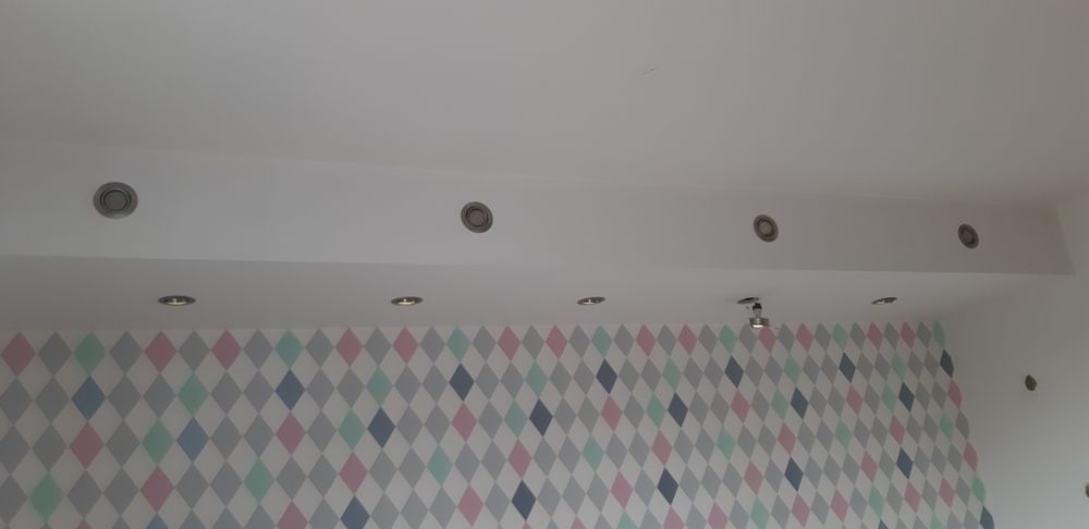 Oprawy lamp halogenowych