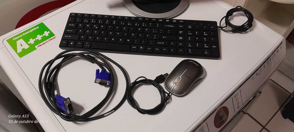 Monitor, teclado e rato