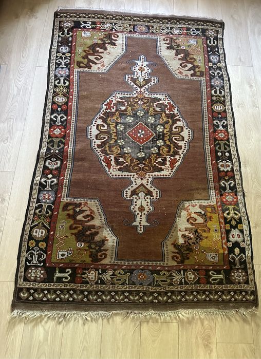 Stary dywan orientalny . Wełna