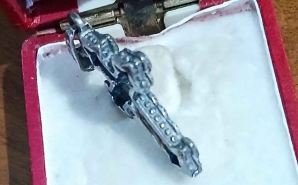 Cruz centenária de prata e ouro com 3 punções de lei.